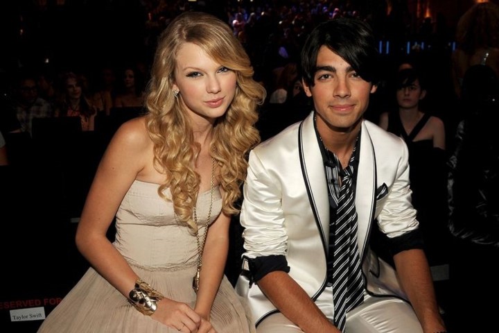 Năm 2008, trong talkshow Ellen, Taylor Swift từng chia sẻ cô bị Joe Jonas “đá” qua một cú điện thoại ngắn ngủi chừng 27 giây, thay vì gặp trực tiếp để nói lời chia tay.